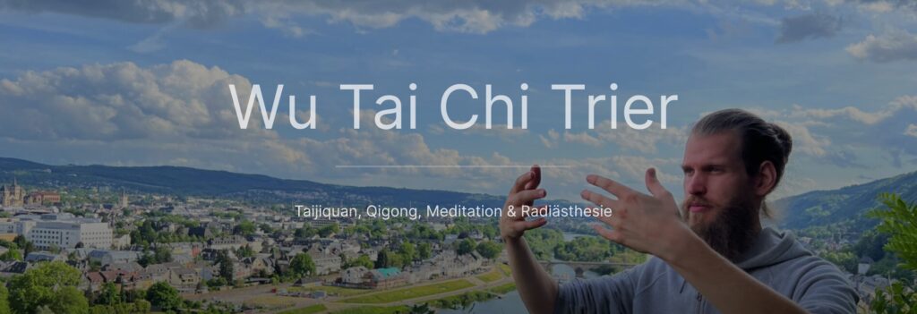 Titelbild der Webseite von Wu-TaiChi Trier. Mit Johannes Nett vor der herrlichen Kulisses des Trierer Tals von der Mariensäule aus. Foto: Johannes Nett