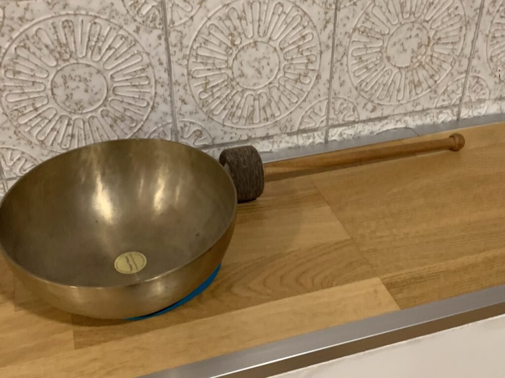 Eine Klangschale im Raum des Weges (Dôjô, japanisch: 道場 ) Foto: V.Beinig